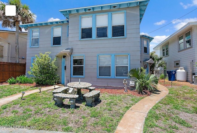 view of front of home featuring a front lawn