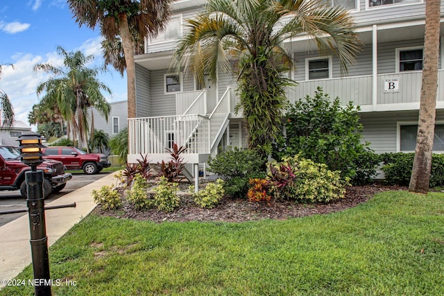 view of front of house featuring a front yard