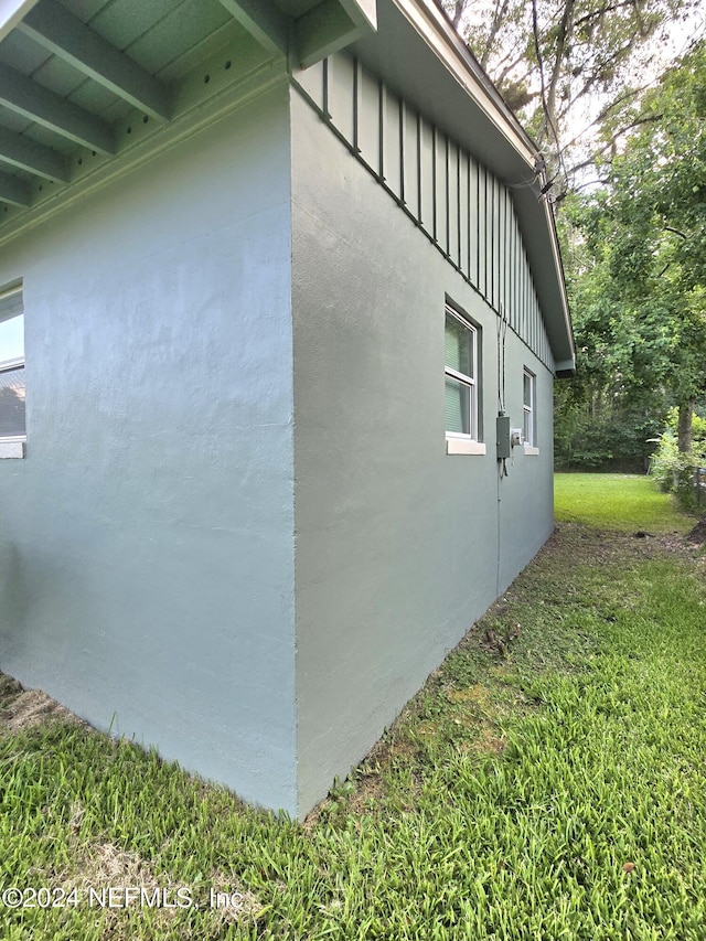 view of side of property featuring a lawn