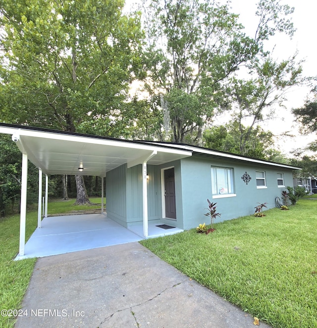 view of front facade featuring a front lawn and a carport