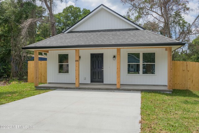 view of front of property with covered porch and a front lawn