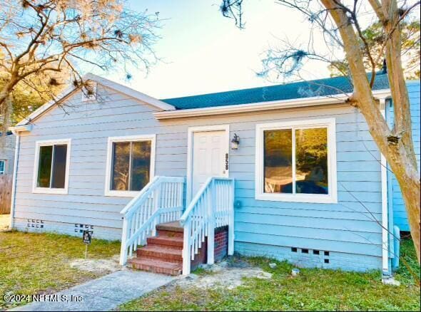 bungalow featuring crawl space and a front lawn