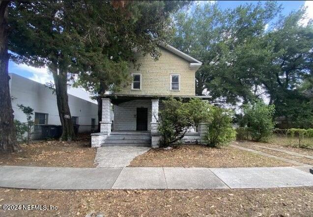 view of front of property featuring a porch