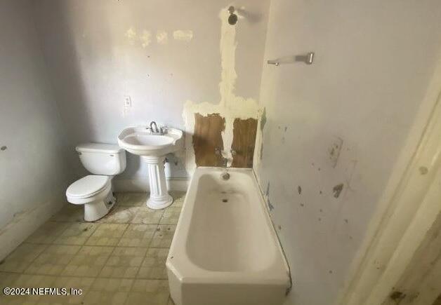 bathroom featuring toilet and a bathtub