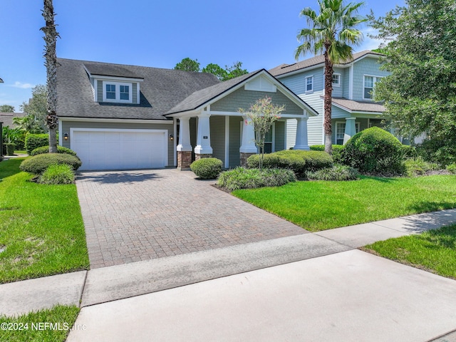 craftsman inspired home featuring a front lawn