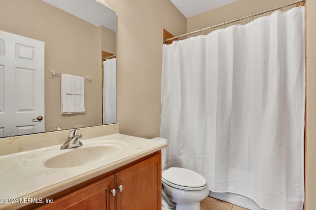 full bathroom featuring curtained shower, vanity, and toilet