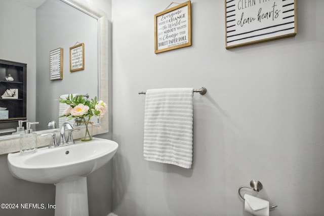 bathroom featuring sink