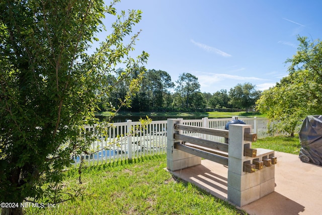 view of yard featuring a water view