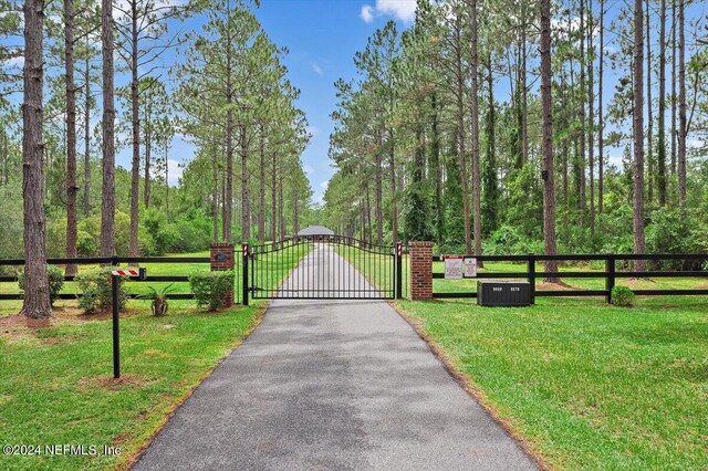 view of property's community featuring a yard