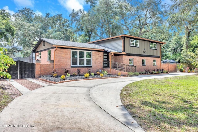 tri-level home featuring a front lawn