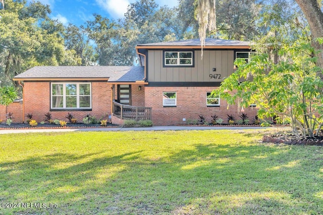 view of front of house with a front lawn