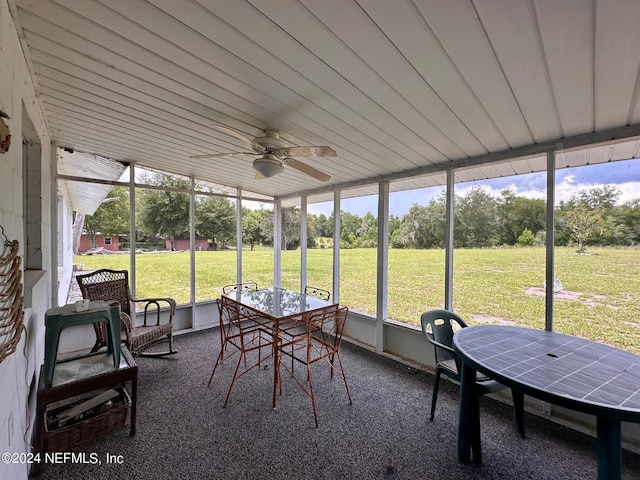 sunroom with ceiling fan