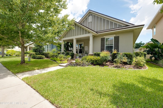 craftsman inspired home with a front lawn and covered porch