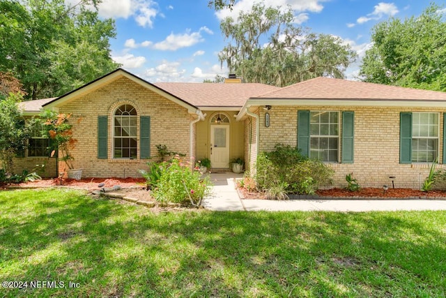 ranch-style house featuring a front yard