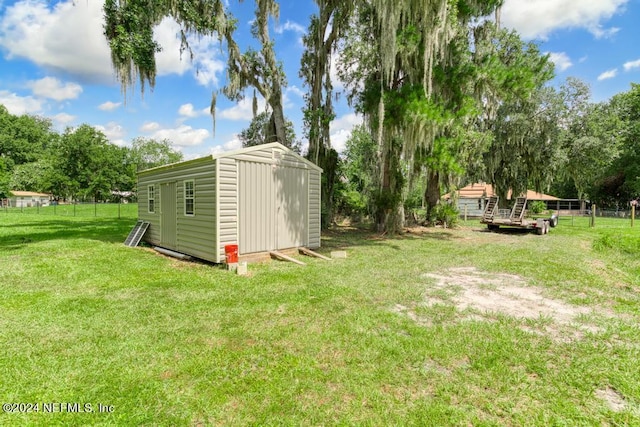 view of yard featuring a storage shed