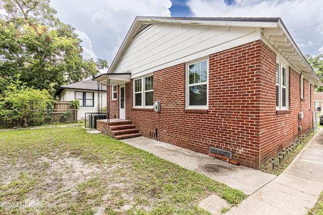 view of front of property featuring a front lawn