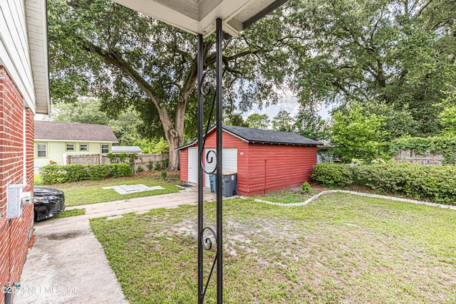 view of yard featuring a shed