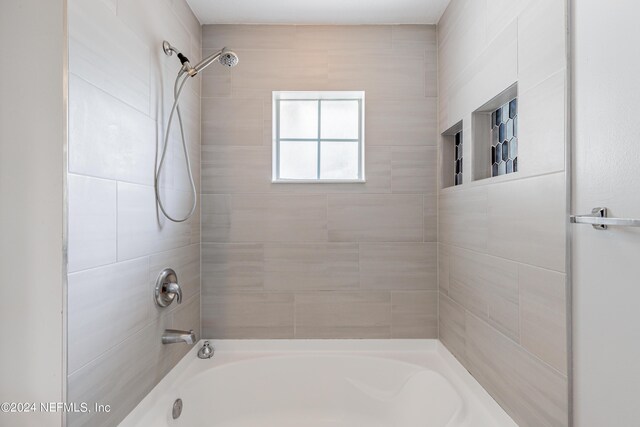 bathroom with tiled shower / bath