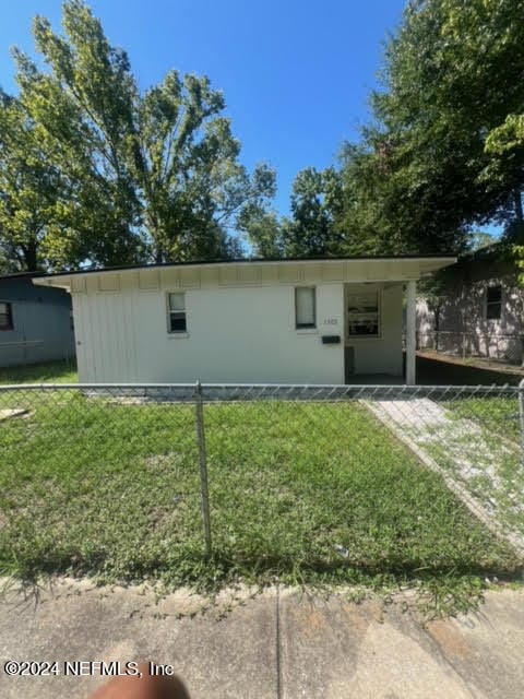 view of front of home with a front lawn