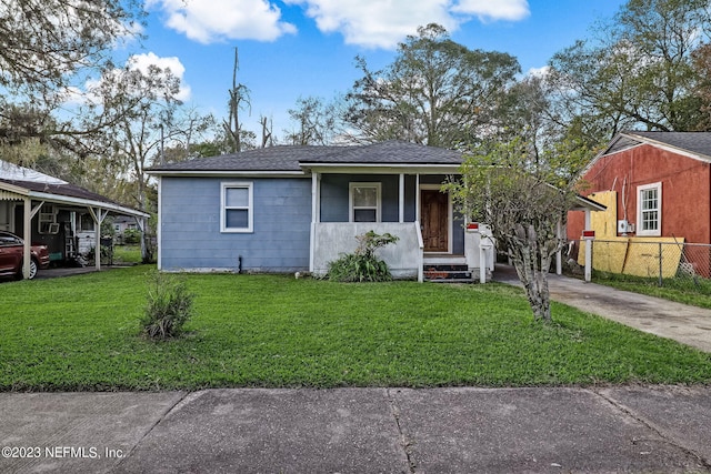 view of front of property featuring a front yard