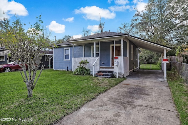 view of front of property featuring a carport, a porch, and a front lawn