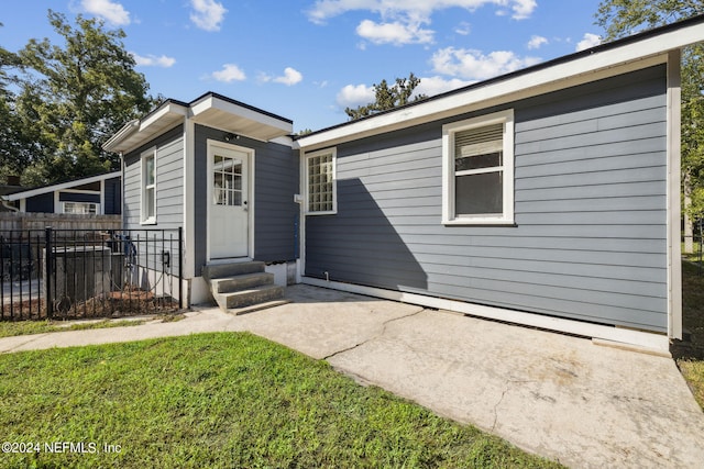 view of front of home featuring a front yard