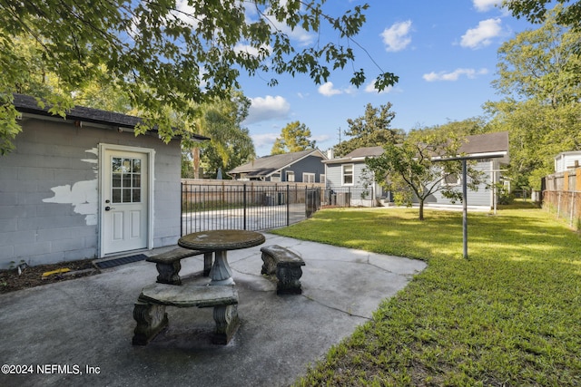 view of yard featuring a patio