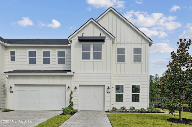 view of front facade with a garage and a front yard