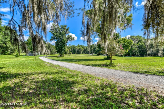 view of property's community featuring a lawn