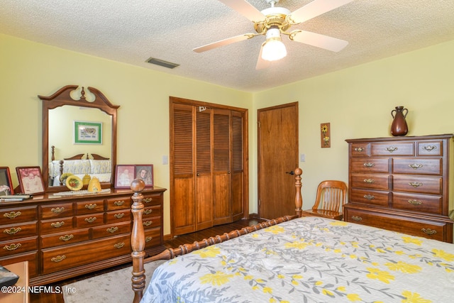 bedroom featuring a textured ceiling, ceiling fan, a closet, and visible vents