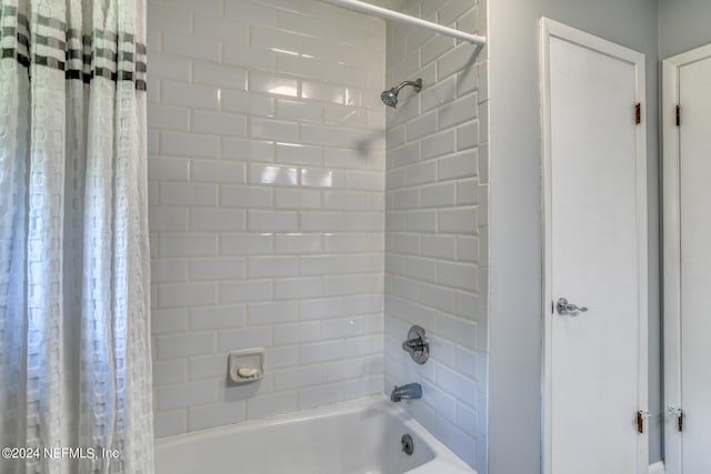 bathroom with shower / tub combo