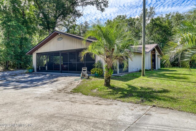 single story home with a front lawn