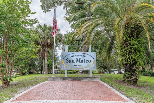 community sign with a yard