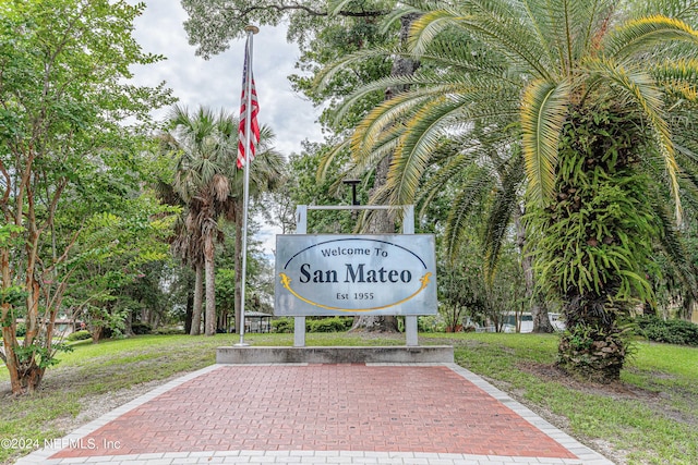 community / neighborhood sign featuring a lawn