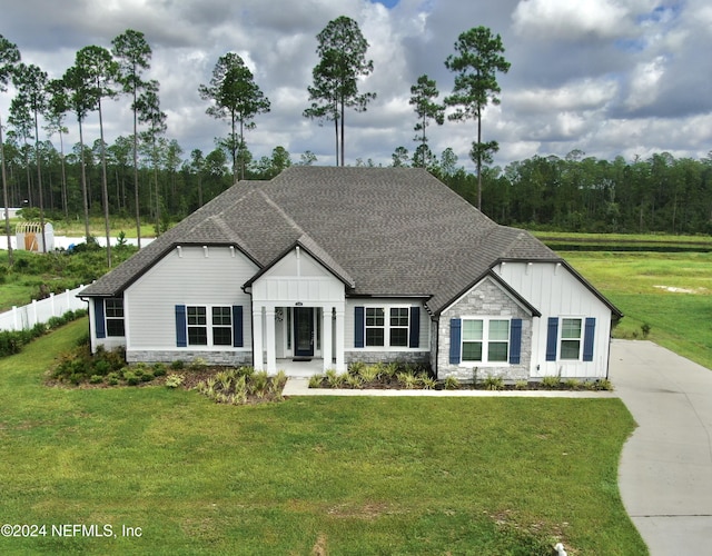 view of front of property featuring a front yard