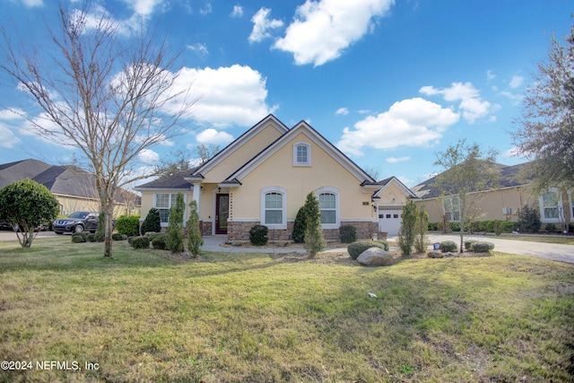 view of front of property featuring a front yard