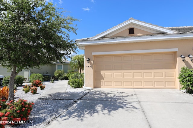 view of front facade featuring a garage