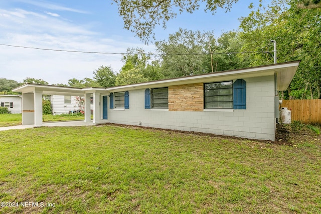 single story home featuring a front lawn