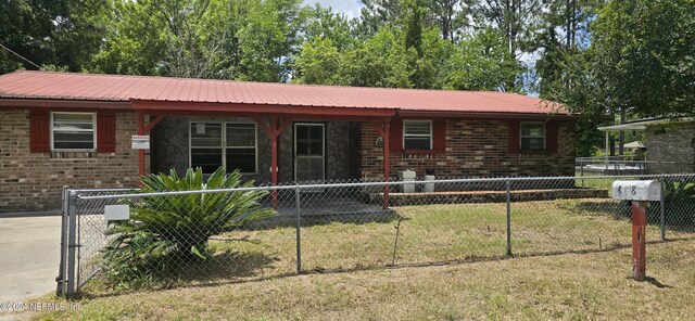 single story home featuring a front lawn