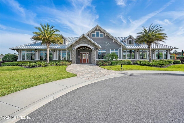 view of front facade featuring a front yard