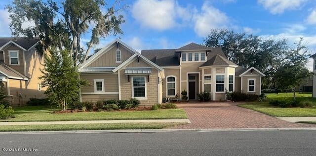 view of front of home featuring a front yard