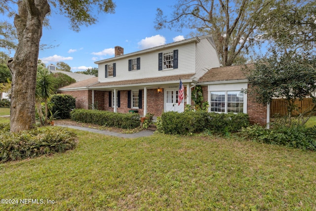 view of front property featuring a front lawn