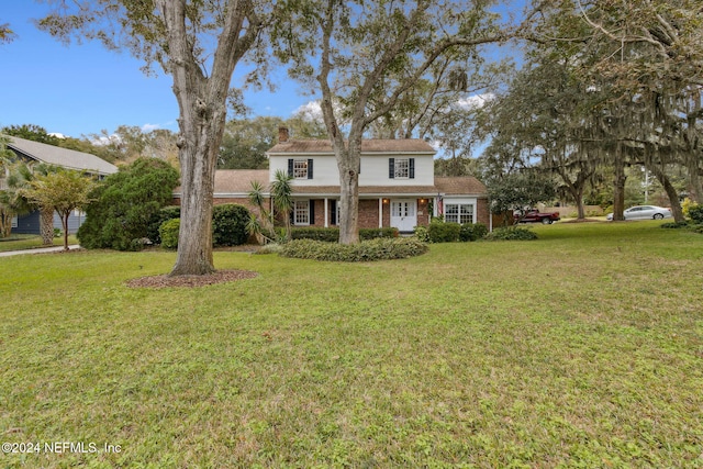 view of front facade with a front lawn