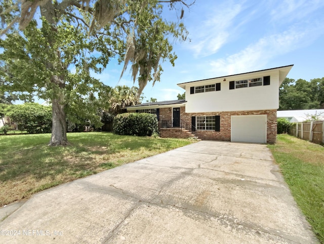 view of front facade featuring a garage and a front yard