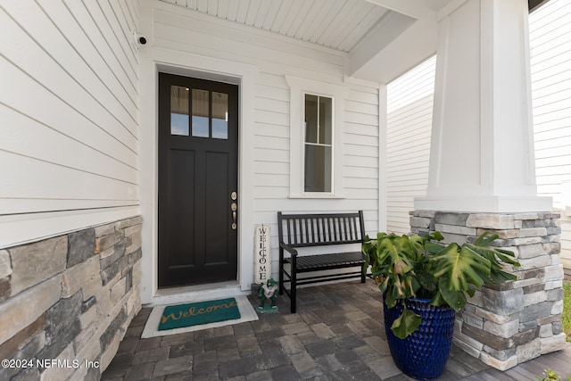 entrance to property featuring covered porch