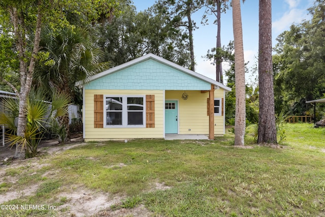 bungalow-style home featuring a front lawn