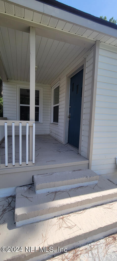 entrance to property featuring a porch