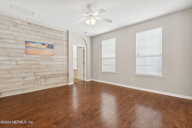 unfurnished room featuring dark wood-type flooring and ceiling fan