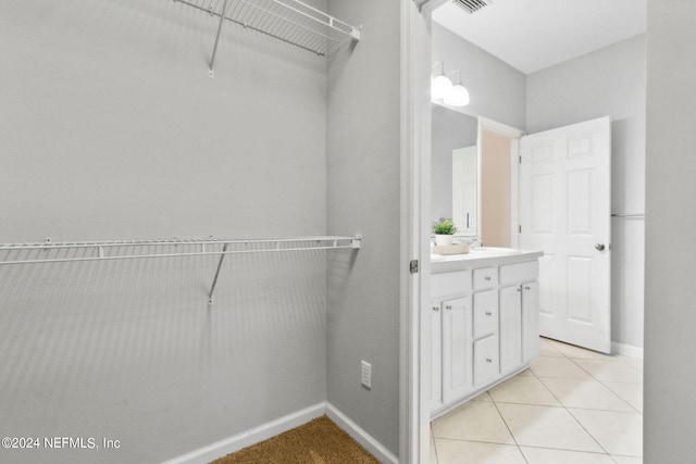 walk in closet featuring light tile patterned floors and visible vents