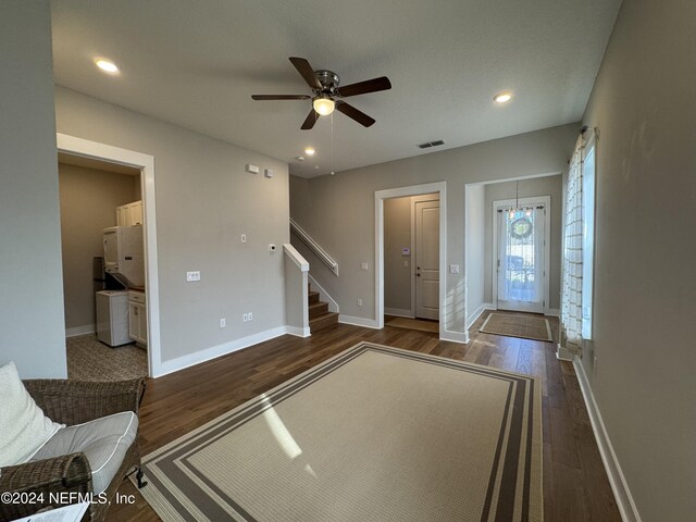 foyer entrance with dark wood-type flooring and ceiling fan